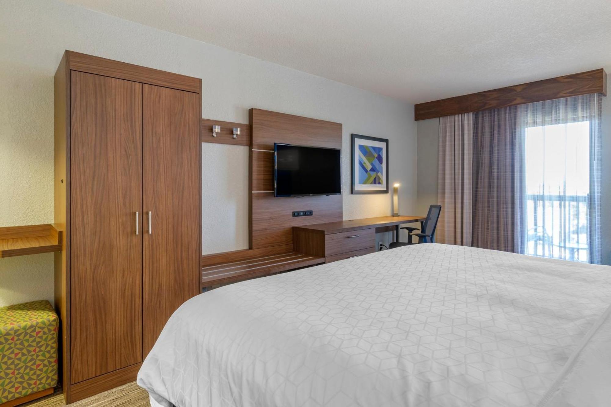 Standardzimmer mit Kingsize-Bett, Balkon und Stadtblick